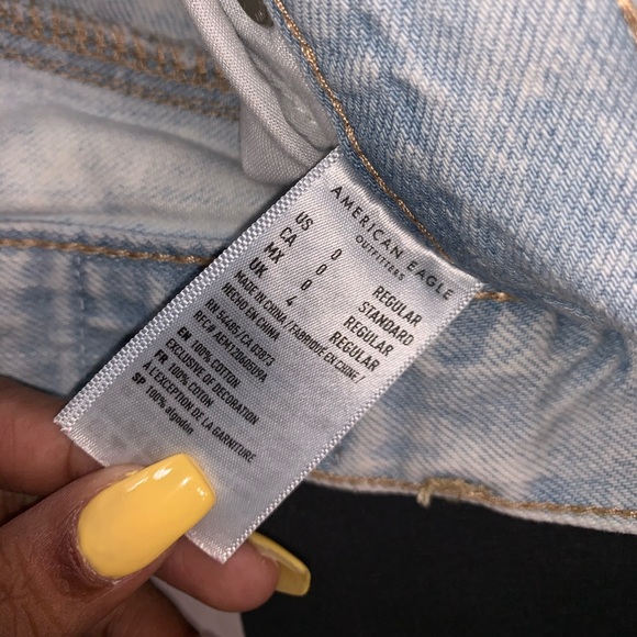 American Eagle light washed mom jeans - Picture 2 of 3